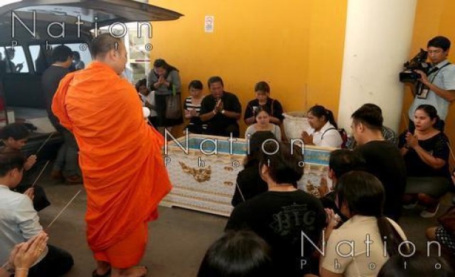 ครอบครัว-ลูกศิษย์ ร่ำไห้ รับศพ 2 ดร.