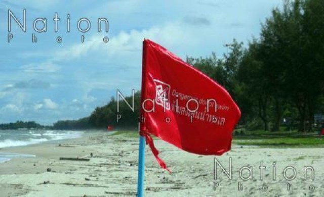ปักธงแดงชายหาดภูเก็ต เตือนนทท.คลื่นแรงห้ามเล่นน้ำ