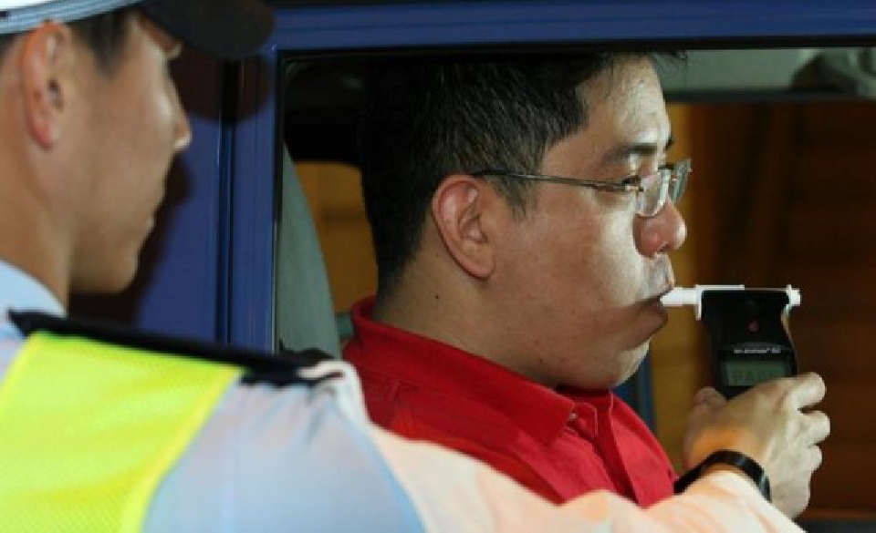 หนุ่มจีนเลี่ยงเป่าแอลกอฮอล์ไปไม่รอดจ่อโดนปรับอาน