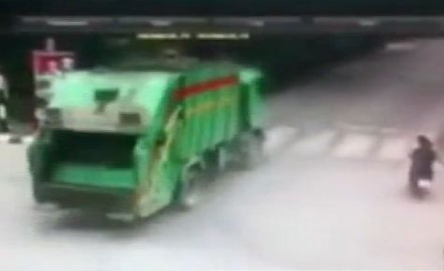 แห่แชร์! คลิปรถขยะฝ่าไฟแดง เหยียบจยย.สาวเทคนิคดับคาที่