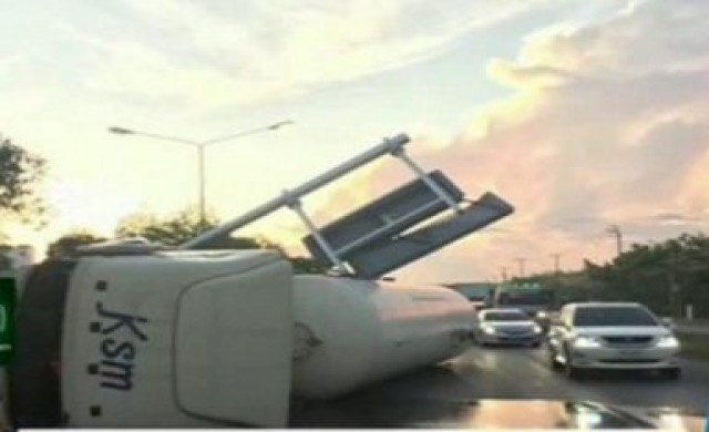 เร่งเคลียร์! รถพ่วงบรรทุกแอลพีจี3หมื่นลิตรคว่ำ