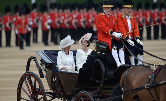 ประทับรถม้าเฉลิมพระเกียรติ90พรรษา 'ควีนอลิซาเบธ'