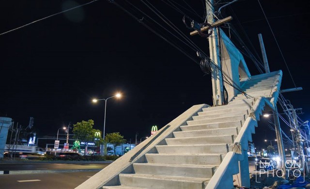 ไทยแลนด์โอนลี่! 'สะพานลอย' กระชับพื้นที่เสาไฟฟ้า