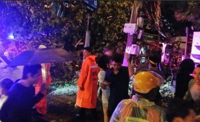 ฝนตกดึก! ต้นไม้ใหญ่ล้มขวางทางเข้าปากซอยทองหล่อ ทับรถ2คัน