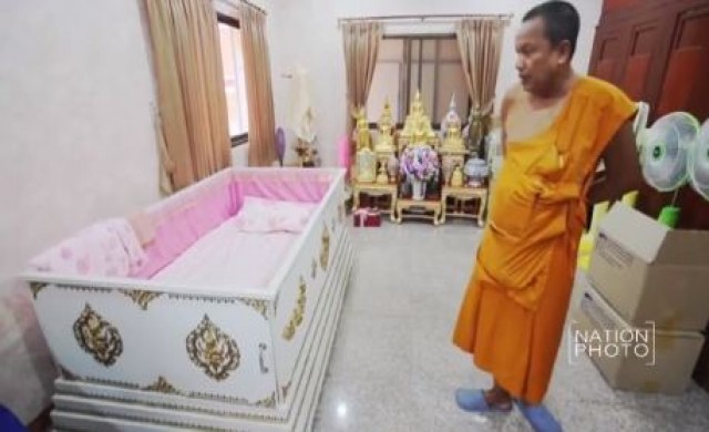 'พระครู' วัดดัง ต่อโลงเป็นเตียงนอน เตือนสติมีเกิดมีดับ 