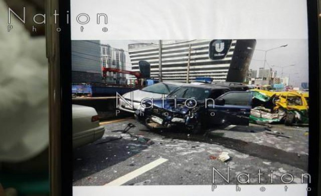 ฝนตกหนักทำรถชนบนทางยกระดับพระราม 9 หลายคัน