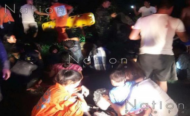 กระบะขนแรงงานแหกด่าน พุ่งตกคลองเจ็บรวม 31 ราย