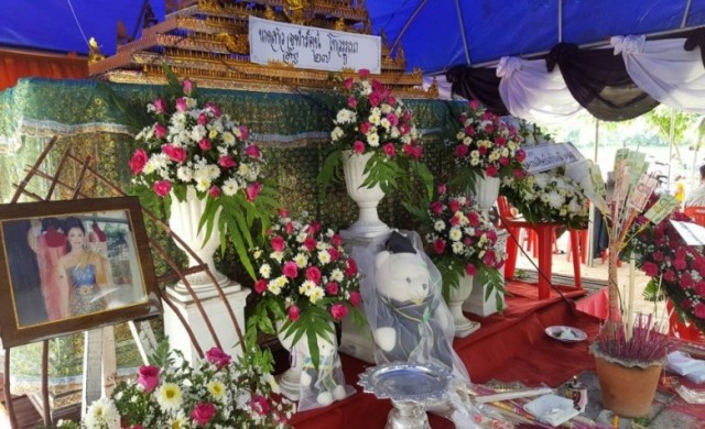 ญาติร่ำไห้จัดงานศพครูเหยื่อฆ่าปาดคอ