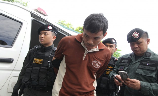 หลบประชาทัณฑ์! หิ้วคนร้ายฆ่าปาดคอ 'ครูสาว' ทำแผนดึก