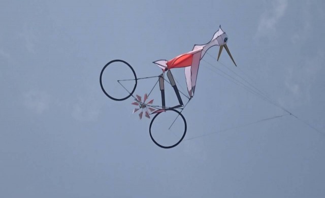 นักประดิษฐ์ไต้หวัน โชว์เจ๋ง เปิดตัว 'ว่าวจักรยาน'