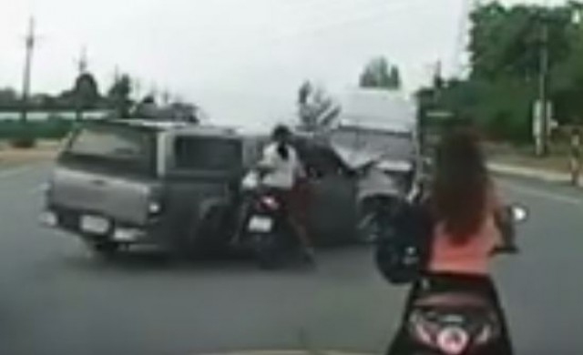 คลิประทึก! วีโก้เบรกไม่อยู่ ชนสนั่นหน้ารร.อรวินวิทยา