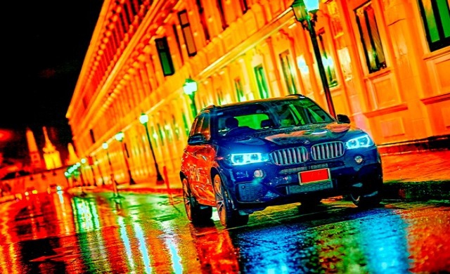 BMW “Night Drive” ชาร์จไฟ แล้วไปรอบกรุง