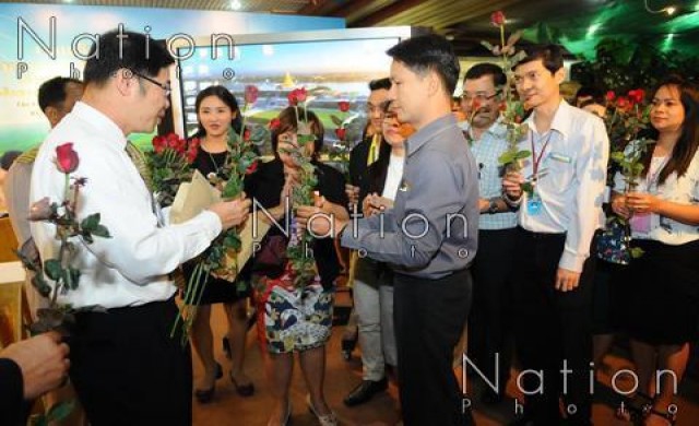 เด้ง! 'สมชาติ-คุณวุฒิ' ขรก.-ลูกจ้างสภาฯรวมตัวให้กำลังใจ