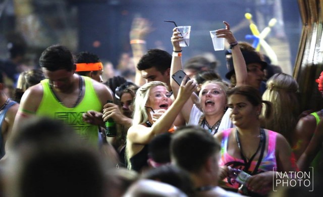 'ฮาฟ มูนปาร์ตี้' ฝรั่งสุดเหวี่ยงที่เกาะพะงัน