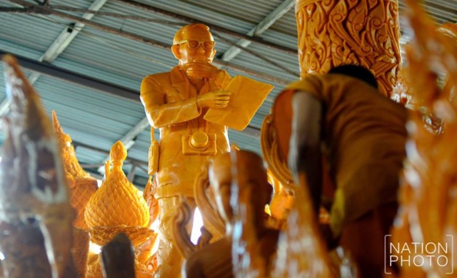 แกะสลักเทียนพรรษา เทิดไท้องค์ราชัน ครองราชย์70ปี 
