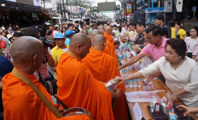 ชาวป่าตองร่วมทำบุญตักบาตรเข้าพรรษาคึกคัก