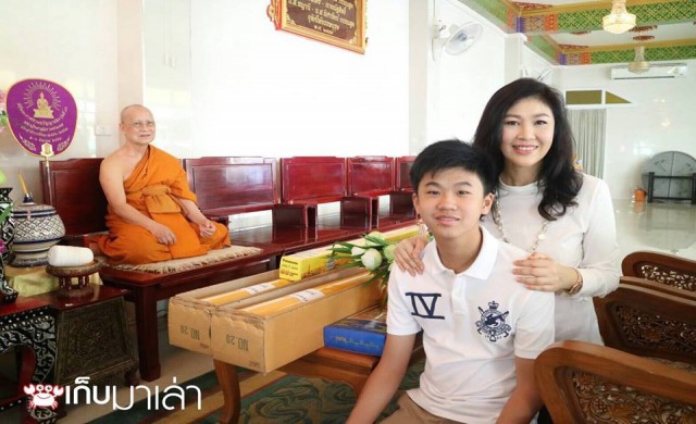 'ยิ่งลักษณ์' ถวายเทียนเล่มใหญ่ หวังชีวิตจะสว่างไสว 