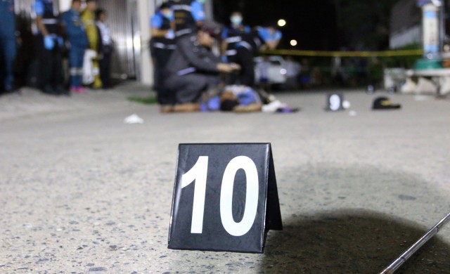 เพื่อนเก่ายกพวกรุมตื้บหนุ่มร้านชำ เจอยิงสวนดับ-ปมวงเหล้า