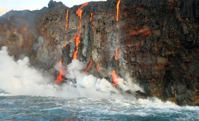 ลาวาภูเขาไฟฮาวายไหลลงทะเล