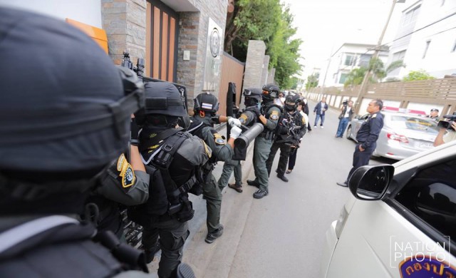 ปฏิบัติการรุก 'คอมมานโด' บุกค้นบ้านหรูย่านนวมินทร์