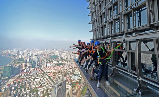 จีนเปิดสกายวอล์คกระจกนอกตึกระฟ้า