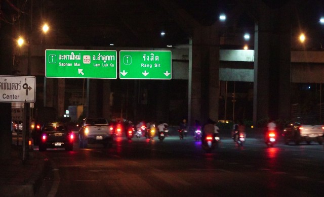 เด็กแว้นเหิมไม่กลัวม.44 ปิดถนนซิ่งเสียงดังที่ปทุมฯ