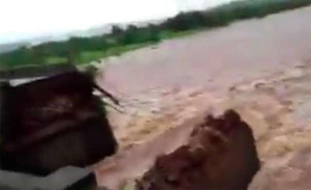 สะพานอินเดียถล่มรถบัสร่วง สูญหาย 22 คน