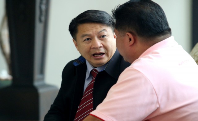 'หมอเปรม' แจงสื่อยันไม่ได้สั่งถอดกางเกงนักข่าว