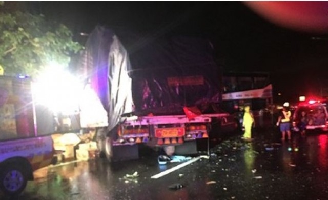 ดับ6ศพ! ทัวร์พุ่งข้ามเกาะประสานงารถบรรทุกที่โคราช