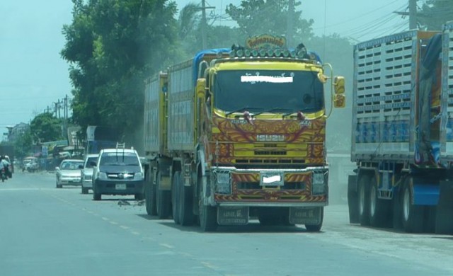 จับรถพ่วงขนดินเกิน30ตัน เหตุทำถนนปทุมธานีพัง 