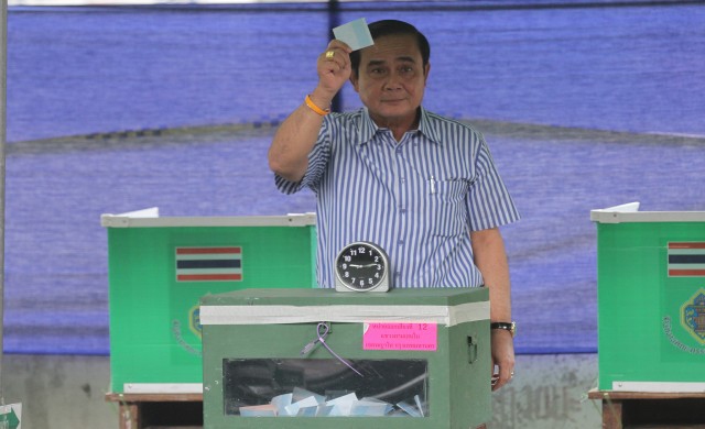 'ประยุทธ์'ออกเสียงประชามติ ชวนคนไทยใช้สิทธิ ไม่ต้องกลัวฝน