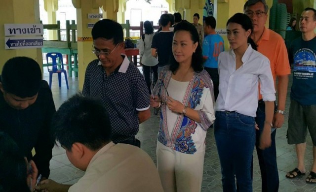 'ไพบูลย์'ควงลูกเมียลงประชามติ