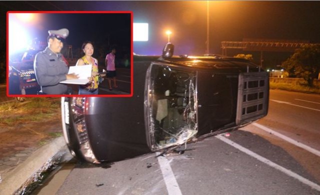 หวิดดับ! นักธุรกิจสาวขับรถหลุดโค้งพลิกคว่ำ