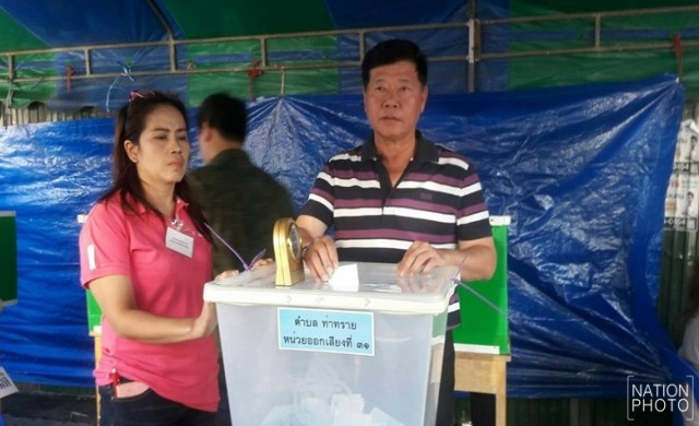 ผบ.ทบ.ใช้สิทธิ์ลงประชามติ ระบุสั่งมทภ.4 ดูเหตุป่วน3จชต. 