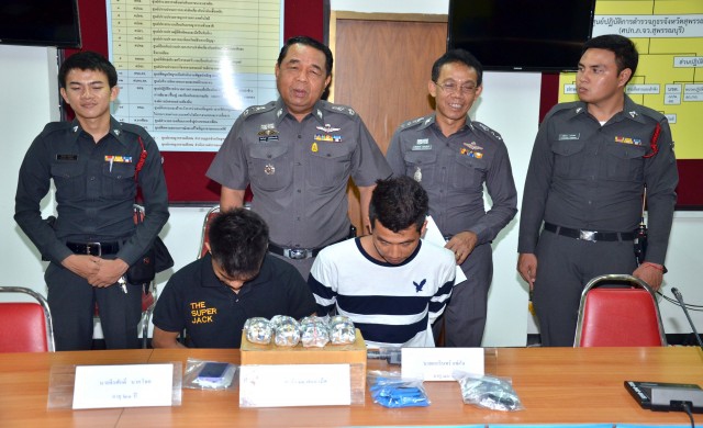 จับแก๊งโจ๋รับส่งยาบ้า พร้อมของกลางยาบ้า 11,700 เม็ด