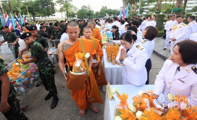 ตักบาตรฯเป็นพระราชกุศลแด่ 'องค์ราชินี'