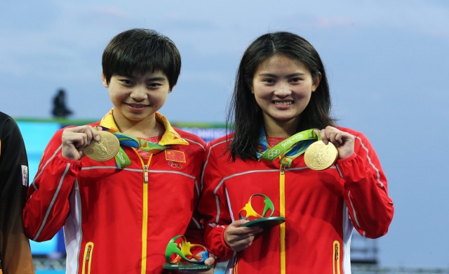 สองสาวจีน คว้าทอง กระโดดน้ำคู่ 10 เมตร