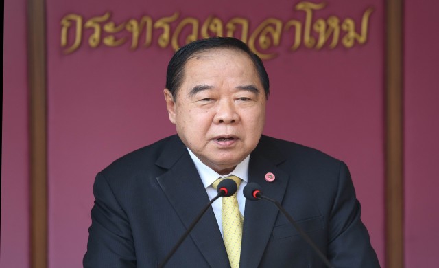 'ประวิตร'ยันยังแข็งแรงดี ชกนักข่าวยังไหว
