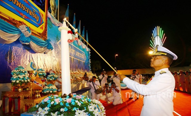 ทัพเรือจุดเทียนชัยถวายพระพร 'มหาราชินี' 