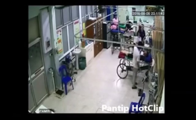 อึ้ง!คนไข้เตะก้านคอหมอ อ้างไม่รู้ขาเด้งขึ้นไปยังไง