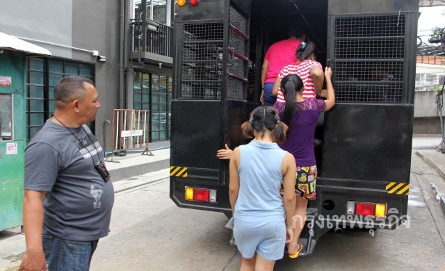 ตม.บุกจับแรงงานต่างด้าวหลบหนีเข้าเมือง ย่านดินแดง 