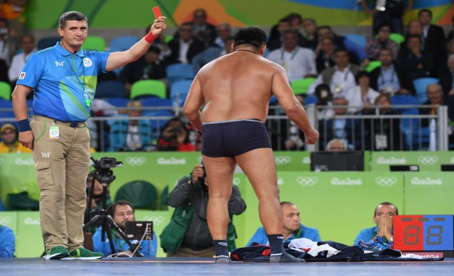 โค้ชมวยปล้ำมองโกเลีย เปลื้องผ้าประท้วงโอลิมปิก