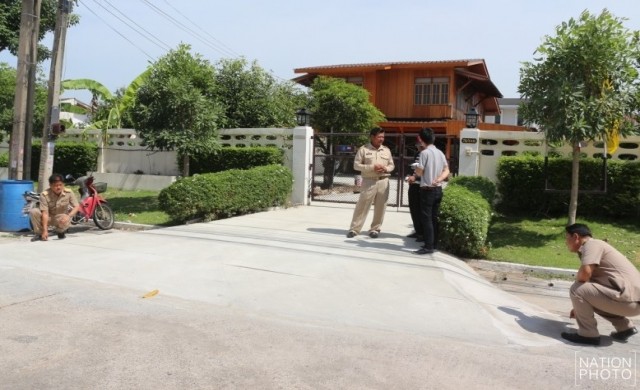 สั่งรื้อ! เทปูนทำถนนเข้าบ้านทับทางเท้า