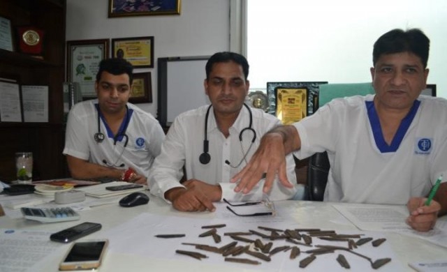 แพทย์อินเดียผ่ามีด 40 เล่มออกจากท้องคนไข้