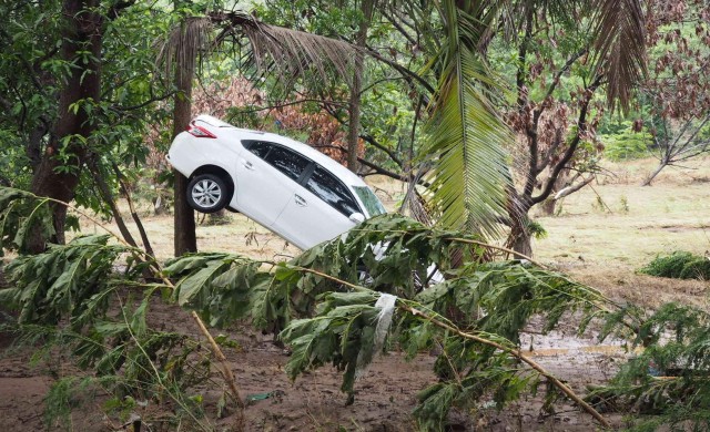 ฝนถล่มหนัก 3 ชม. ลพบุรีอ่วม น้ำพัดเก๋งติดต้นไม้