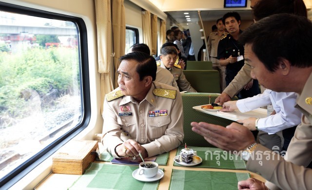 'ประยุทธ์' นั่งรถไฟใหม่ความเร็วพิกัดสูงเที่ยวปฐมฤกษ์
