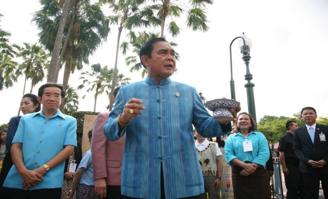 นายกฯแต่งชุดไทย- แจกยาหอมอัดเม็ด ก่อนขึ้นประชุมครม.