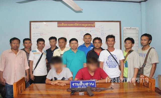 รวบสองโจ๋แบกอาก้าประกาศขายกลางหมู่บ้าน 