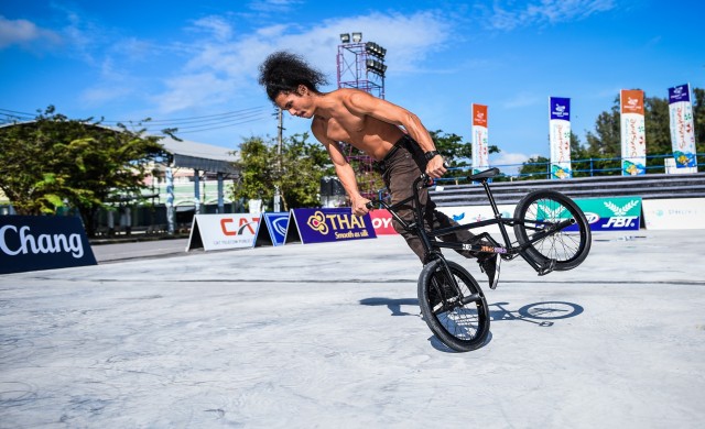 ภาคภูมิ ภู่สอาด ความผาดโผนบนอาน BMX Flatland 