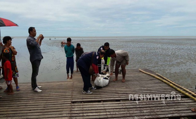 หนุ่มสุรินทร์ลงน้ำงมหอยแครง เป็นลมแดดหน้าจมเลนดับ